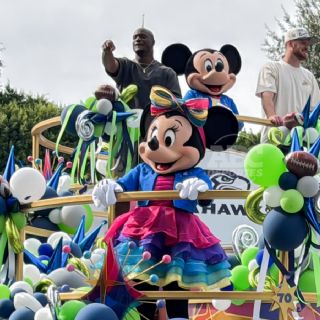Kenneth Walker y Sam Darnold celebran triunfo en el Super Bowl LX con desfile en Disneyland