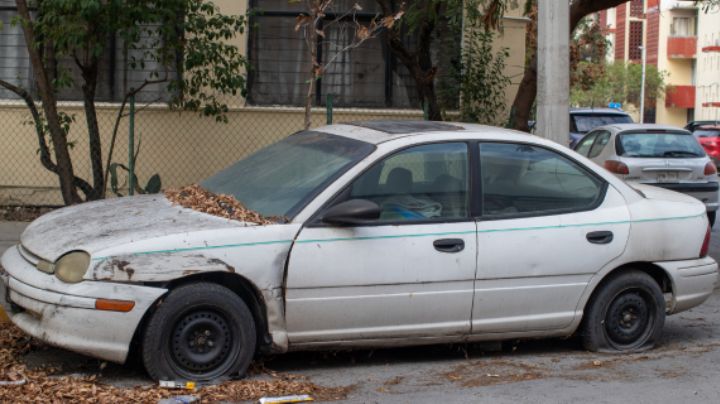 Autos abandonados en la vía pública un tema pendiente en Monterrey