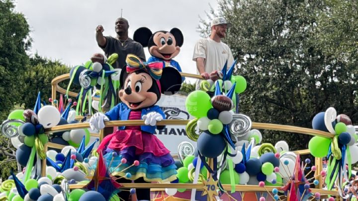 Kenneth Walker y Sam Darnold celebran triunfo en el Super Bowl LX con desfile en Disneyland