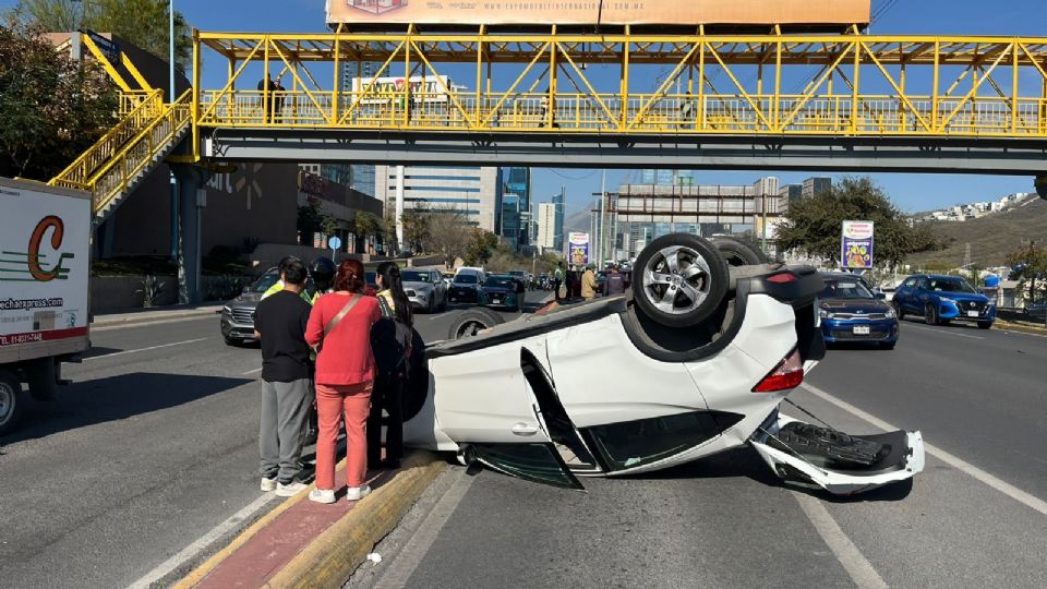 Un fuerte accidente vial registrado la mañana de este lunes en la avenida Lázaro Cárdenas dejó como saldo una persona lesionada