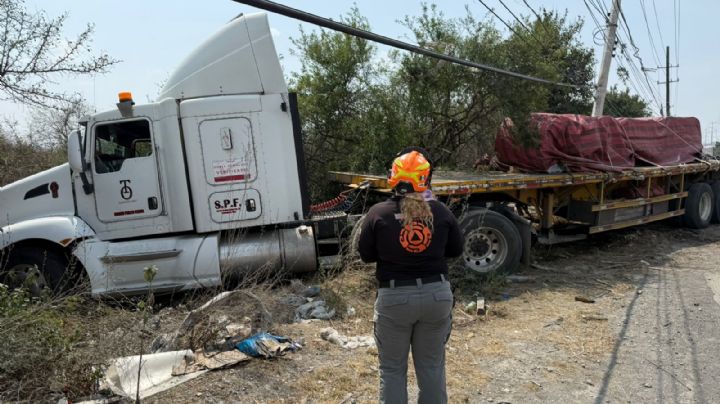 Chofer pierde control de tráiler e impacta contra postes en Apodaca