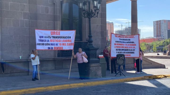 Trabajadores protestan por pagos pendientes en Nuevo León