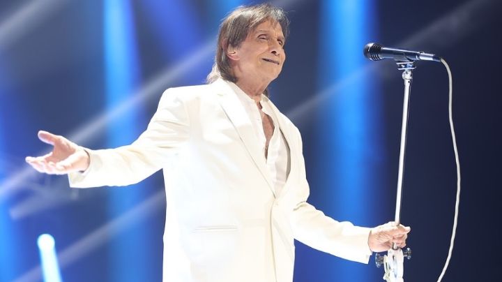 Conquista Roberto Carlos a regios con noche llena de clásicos