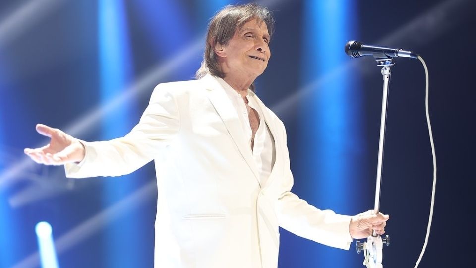 Conquista Roberto Carlos a regios con noche llena de clásicos y emoción