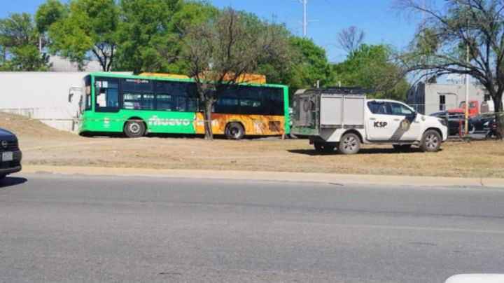 Chofer sufre infarto y muere mientras manejaba un camión de la Ruta 219, en Apodaca