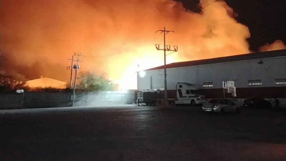 Fuerte incendio en fábrica de Ciénega de Flores moviliza a cuerpos de emergencia.