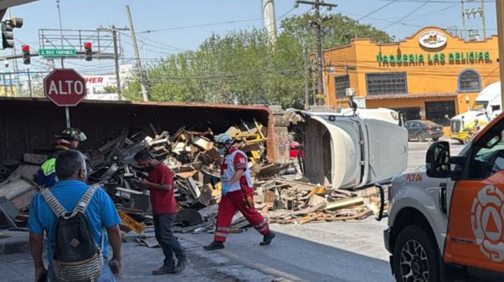 Vuelca tráiler en avenida Churubusco; vendedora de dulces resulta lesionada