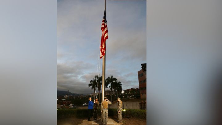 Embajada de EU en Venezuela iza la bandera de su país por primera vez en siete años