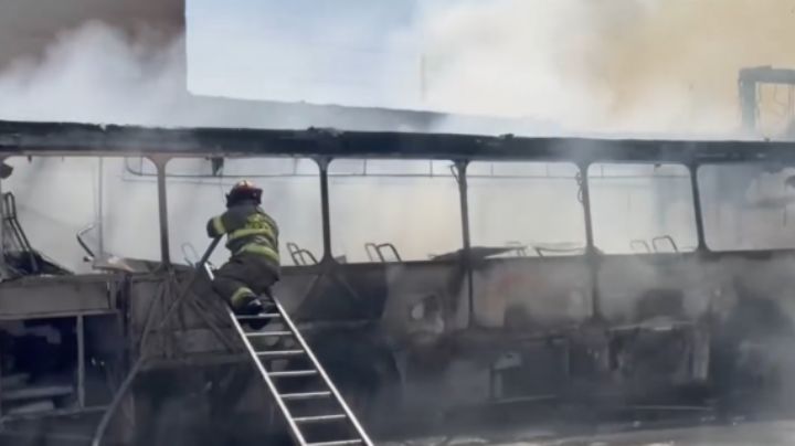 Se incendia camión de pasajeros y fuego alcanza un terreno aledaño, en Monterrey