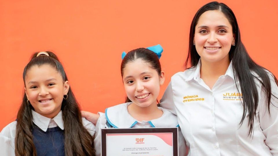 Isabela Gil Rodríguez junto a la titular del DIF de Juárez Mónica Oyervides.