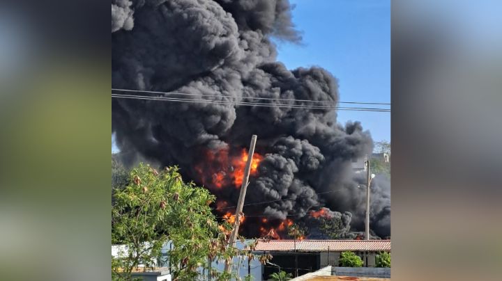 Arde tiradero de llantas a pocos metros de vecindario en Juárez