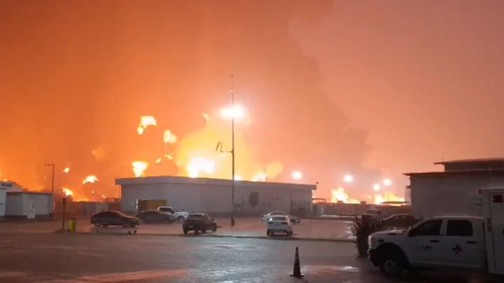 Mueren 5 personas por incendio al exterior de refinería Dos Bocas