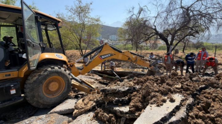 Fuga provoca socavón en San Pedro; AyD acude a arreglarlo