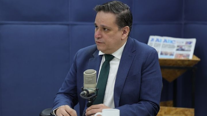 Acusan a Ulises Carlin de ejercer doble función en gobierno