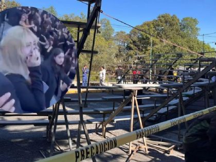 Caen gradas durante toma de fotografía a graduados, ahora en Veracruz