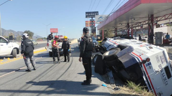 Cierran carriles en la Carretera Nacional por accidente de camión de valores