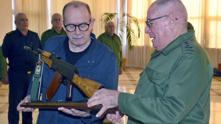 Recibe Silvio Rodríguez fusil para defender a Cuba de Estados Unidos
