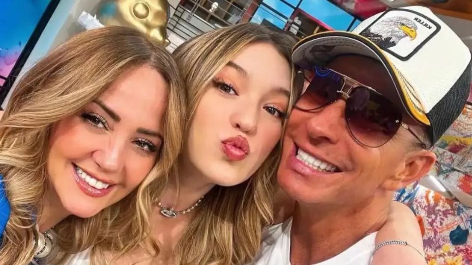 Mía Rubín junto a sus padres Andrea Legarreta y Erik Rubín