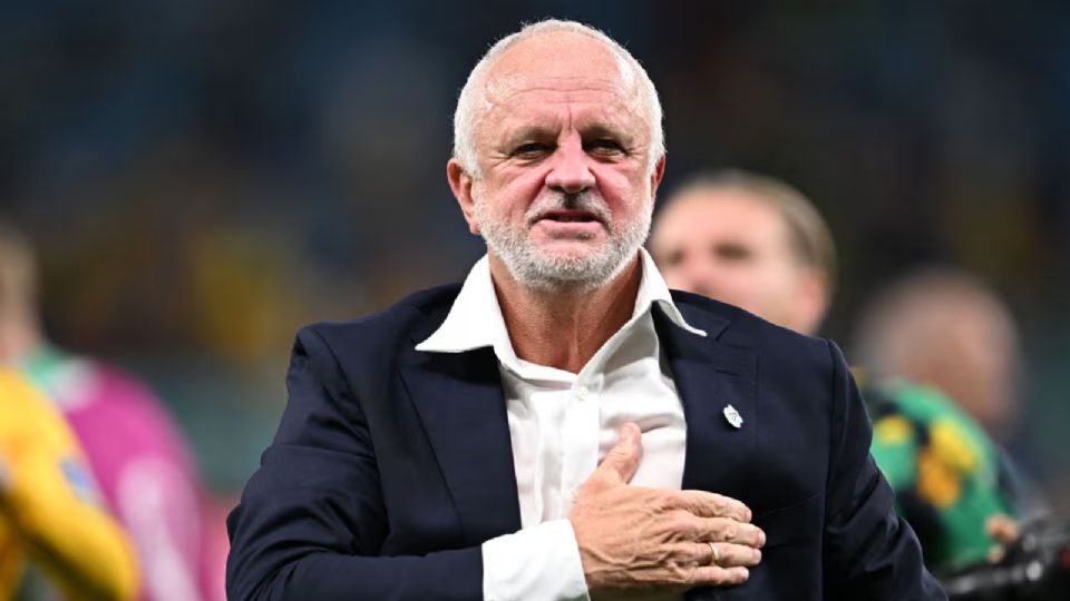 DT de Irak, Graham Arnold, llega a Monterrey junto a su cuerpo técnico.