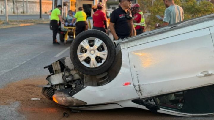 Auto vuelca y deja 5 heridos en Monterrey; 2 son menores de edad
