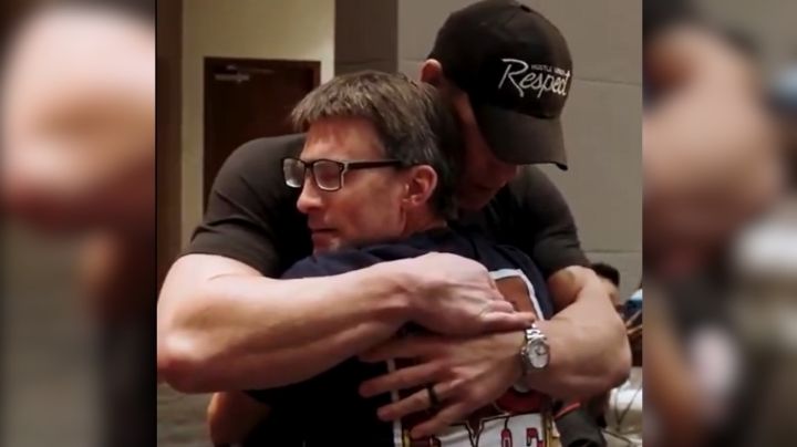 Tiene John Cena emotivo gesto con fan que lucha contra el cáncer