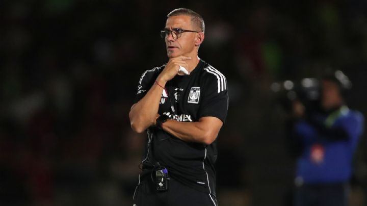 'Demasiado rigor arbitral nos condicionó': Velázquez, auxiliar de Pizarro, tras derrota de Tigres