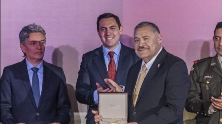Apodaca entrega la medalla Moisés Sáenz Garza al rector Santos Guzmán