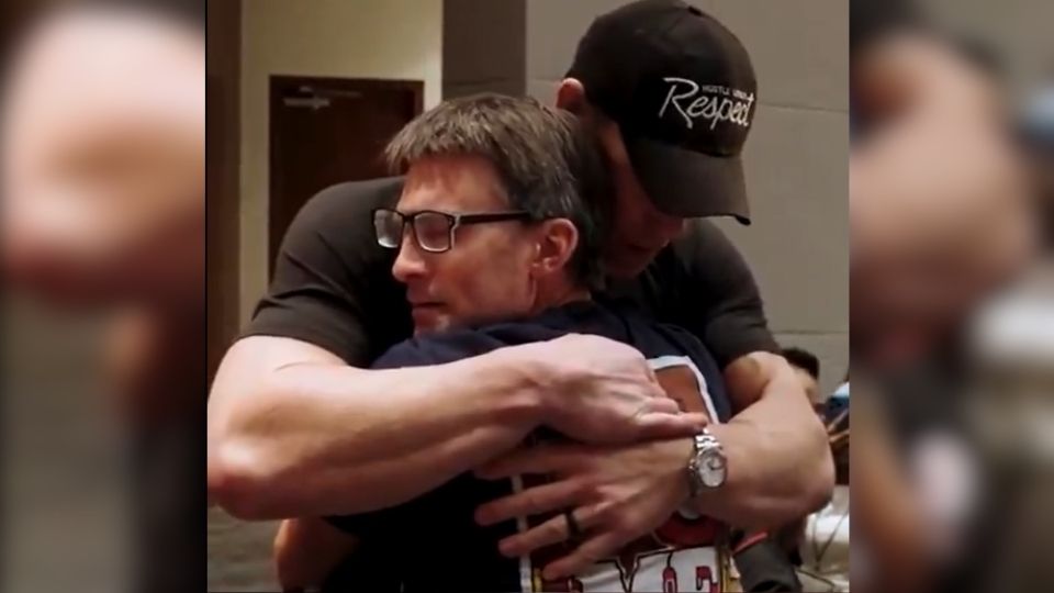 Tiene John Cena emotivo gesto con fan que lucha contra el cáncer