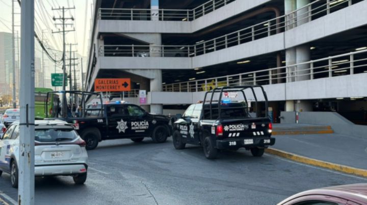 Detienen a 2 por portar arma de fuego en centro comercial de Monterrey