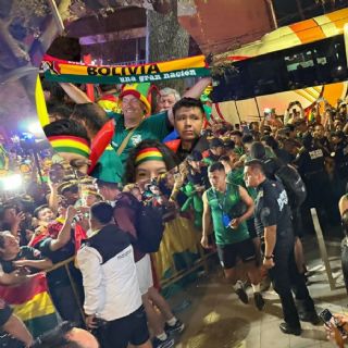 Serenata boliviana en Monterrey: afición arropa a su selección antes del Repechaje