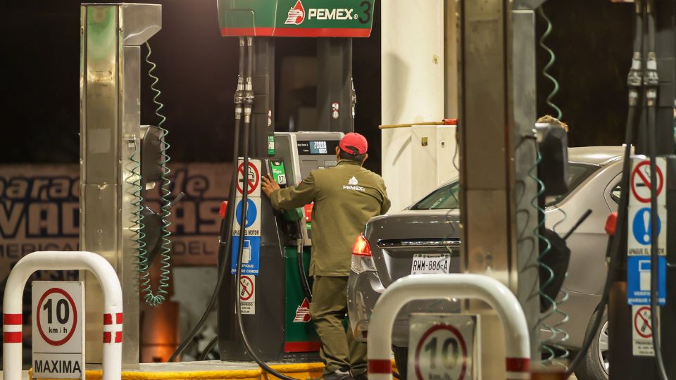 Algunas estaciones de servicio en el área metropolitana ofrecen la gasolina Magna a un precio que supera el acuerdo a nivel federal.