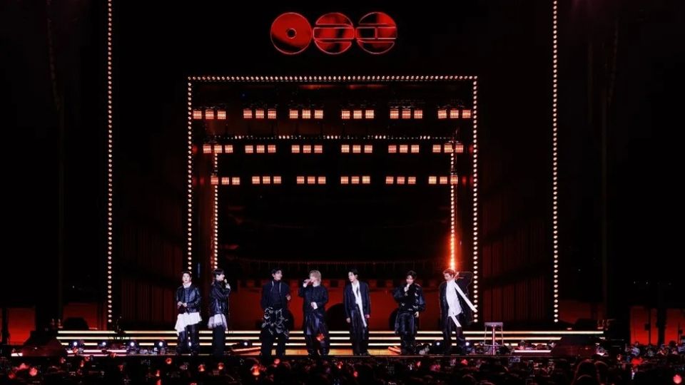 Desde la plaza Gwanghwamun en Seúl, el grupo surcoreano volvió a los escenarios con un concierto global.