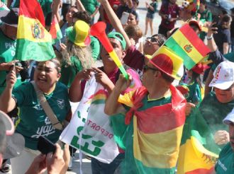 Bolivia pinta Monterrey de verde, amarillo y rojo; Surinam también arma su fiesta en el repechaje