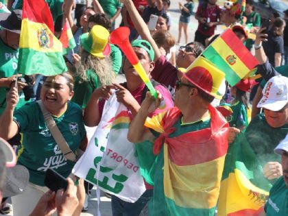 Bolivia pinta Monterrey de verde, amarillo y rojo; Surinam también arma su fiesta en el repechaje