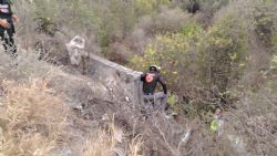 Camioneta cae a barranco en Paseo de Los Leones
