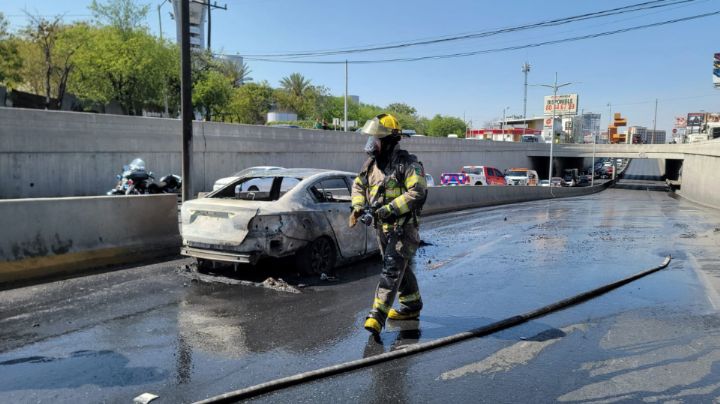 Auto se incendia y desata caos vial en avenida Garza Sada