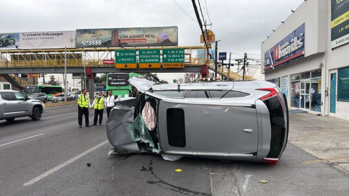 Volcadura en Garza Sada provoca cierre parcial; conductor sale ileso