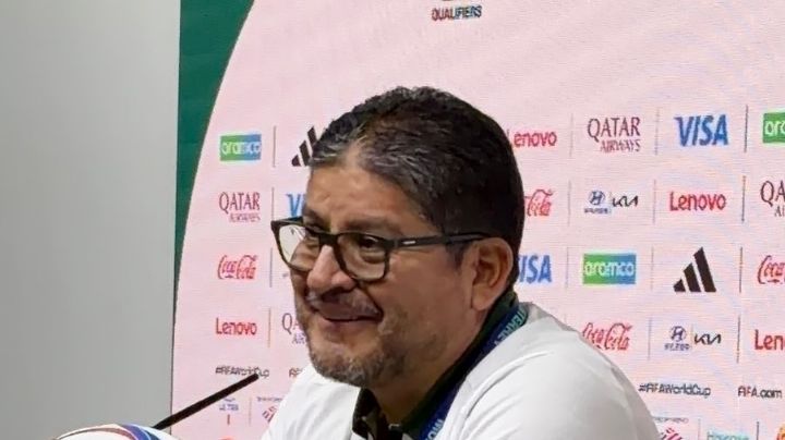 Periodista boliviano rompe en llanto y agradece a Villegas previo al Repechaje ante Irak