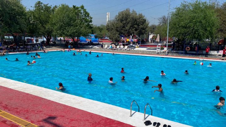 Familias disfrutan de las vacaciones en albercas del Parque España
