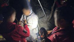 Madre encuentra cuerpo dentro de pozo en Salinas Victoria; cadáver sería de su hijo