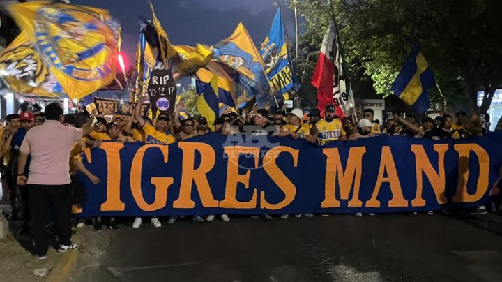Afición de Tigres arma fiesta en la llegada del equipo al 'Volcán' previo al Clásico Regio 142