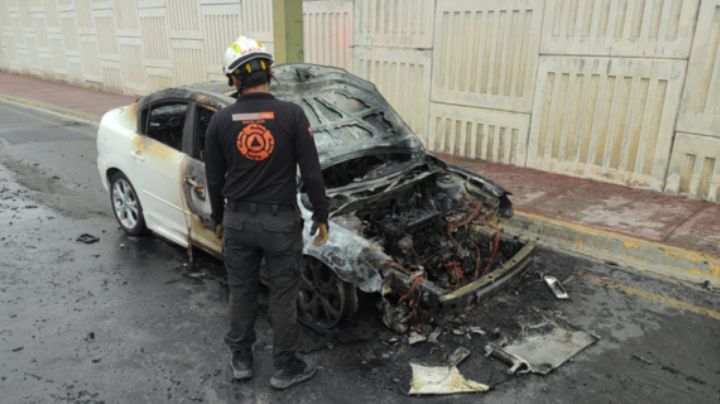 Se incendia auto Mazda en Monterrey; conductor se salva