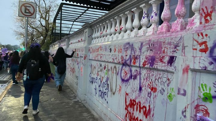 Deja marcha del 8M pintas y daños en fachadas del centro de Monterrey