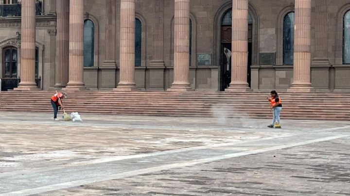 Realizan limpieza en Palacio de Gobierno tras marcha del 8M