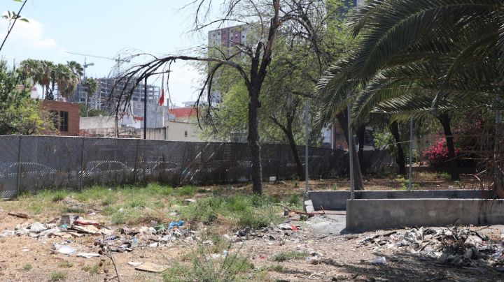 Denuncian abandono de terreno en el centro de Monterrey
