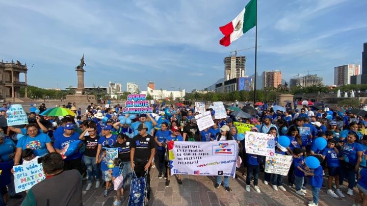 Marchan en Monterrey por el Día del Autismo y piden más apoyo