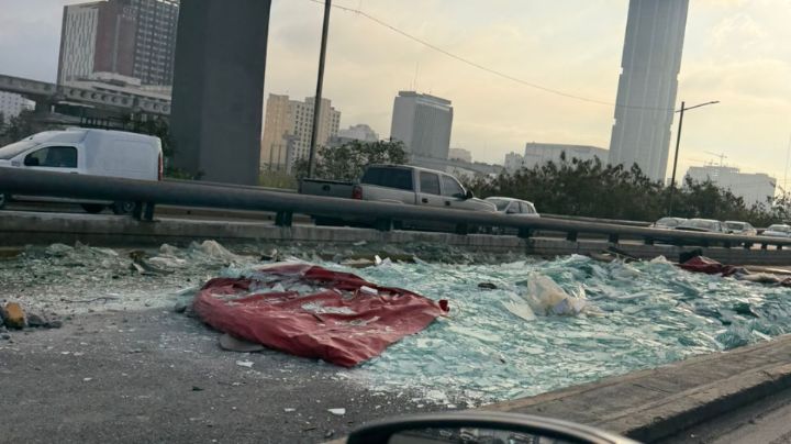 Colapsa avenida Morones Prieto tras volcadura de camión cargado de cristales