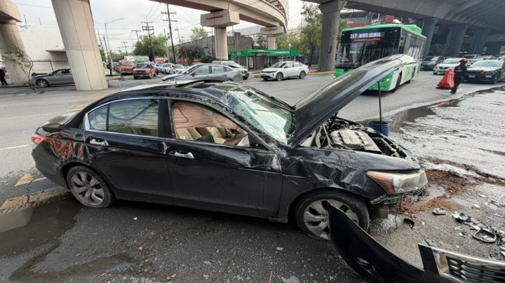 Auto pasa por registro dañado y termina volcado en el Centro de Monterrey