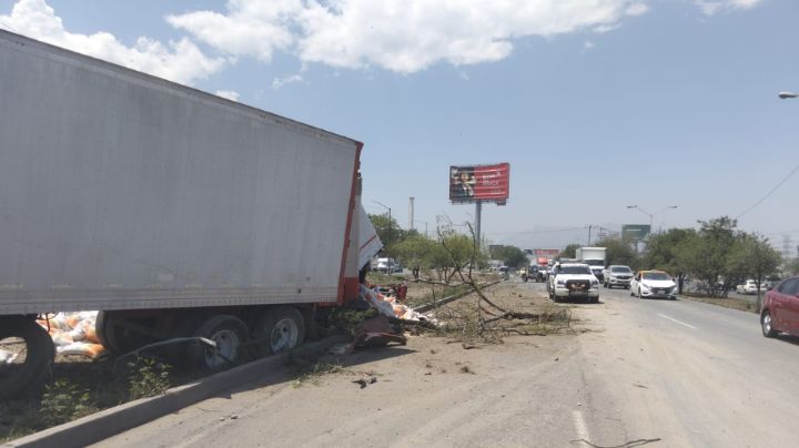 Tráiler se queda sin frenos e impacta a varios vehículos en la carretera a Saltillo