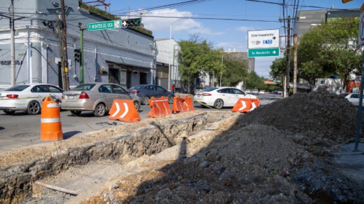 Zanja deja caos y daños vehiculares en cruce de Fundidora y Adolfo Prieto, Monterrey